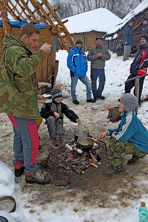 V CHÝŠÍCH SLOVANŮ. Skautíci se museli starat o oheň i přípravu jídla. Potraviny jim však Slované do jejich příbytků nepřivezli. Ty si museli přinést ze svých domovů.