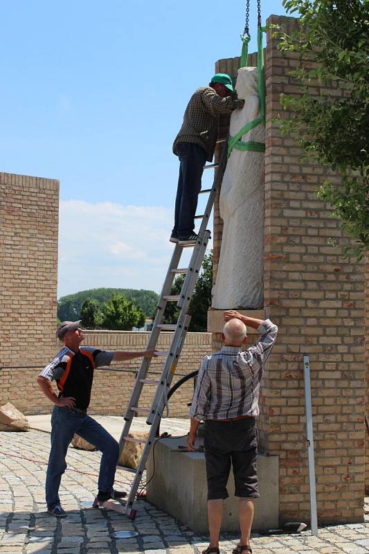 Zbrusu nové skulptury světců Cyrila a Metoděje vítají poutníky při vstupu do církevního areálu Velehradu.