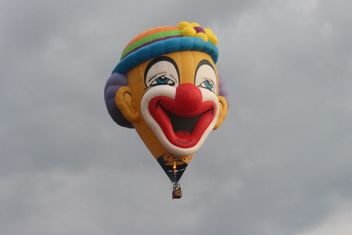 Šampionát balonového létání: z nebe se na lidi usmíval klaun - Hodonínský  deník