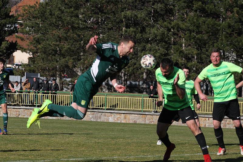 Derby fotbalistů Dolního Němčí (světle zelené dresy) s Nivnicí skončil v I. A třídě nerozhodně 2:2.