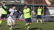 Fotbalisté Hluku (fosforové dresy) v dohrávce 10. kola krajské I. A třídy skupiny B deklasovali Bojkovice 8:1.