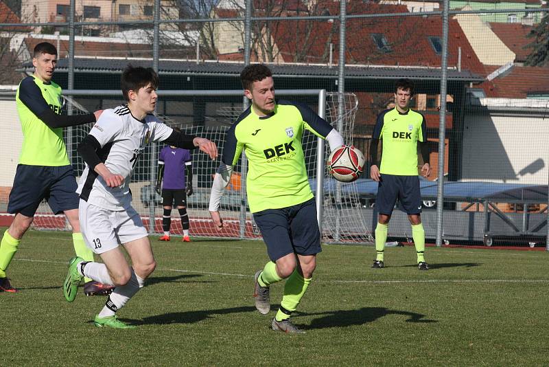 Fotbalisté Hluku (fosforové dresy) v dohrávce 10. kola krajské I. A třídy skupiny B deklasovali Bojkovice 8:1.