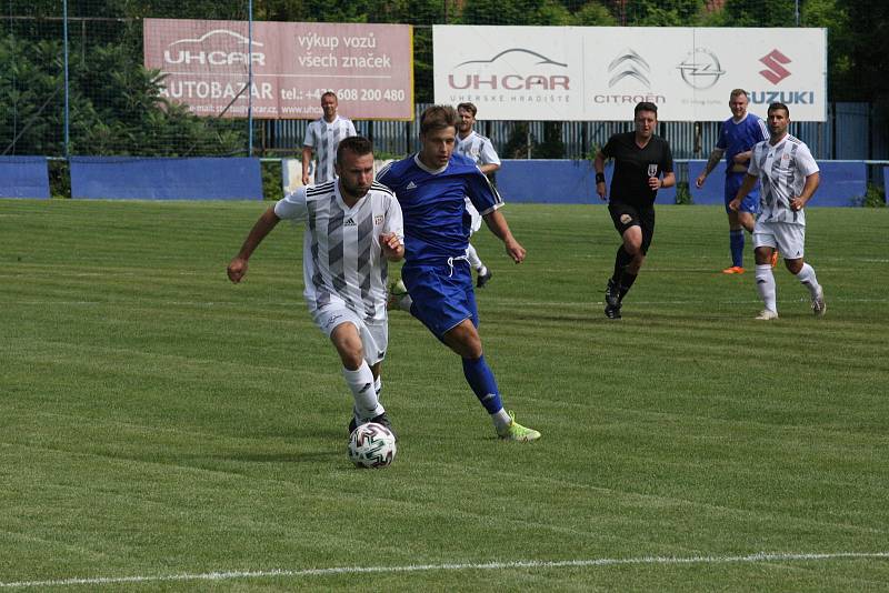 Fotbalisté Kunovic (modré dresy) prohráli v prvním zápase nové sezony doma s Těšnovicemi 0:3.