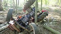 V lese se převrátil traktor. Pro vážně zraněného muže musel přiletět vrtulník