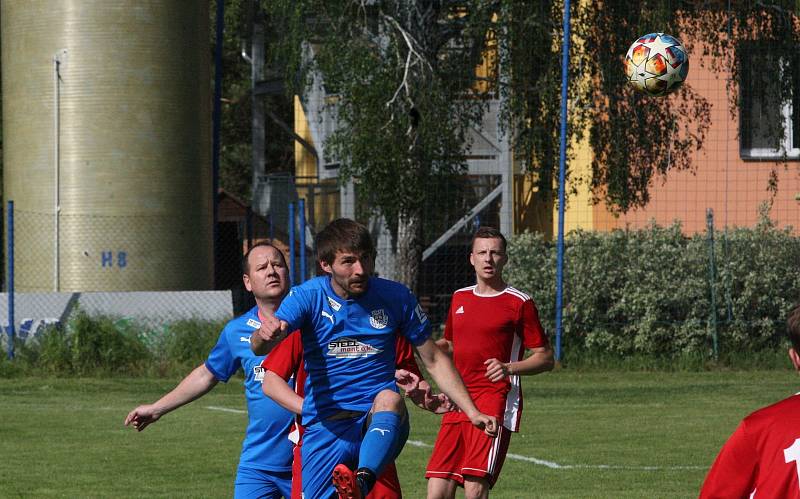 Fotbalisté Ořechova (modré dresy) ve 23. kole I. B třídy skupiny C doma rozstříleli poslední Uherský Ostroh 8:0.