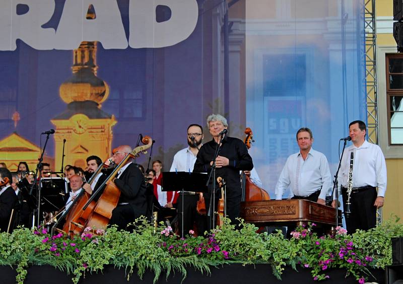 KONCERT. V průběhu Večera lidí dobré vůle vládla před velehradskou bazilikou nádherná atmosféra.