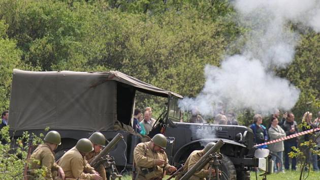 Na rekonstrukci bitvy o Strání se v sobotu 4. května podílela zhruba stovka vojáků v historických uniformách.