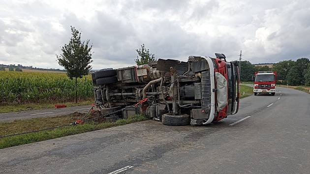 Havárie na cestě k zásahu. Auto hasičů narazilo do betonového mostku.