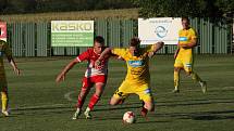 Fotbalisté Strání (žluté dresy) ve 2. kole krajského poháru zvítězili na hřišti sousedního Slavkova hladce 6:0.