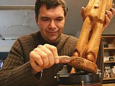 Letošním tvůrcem ocenění, které má každý rok zcela jinou podobu, je slovenský výtvarník Vladimír Morávek. Umělecký řezbář ceny vytvořil ze dřeva jedlého kaštanu.