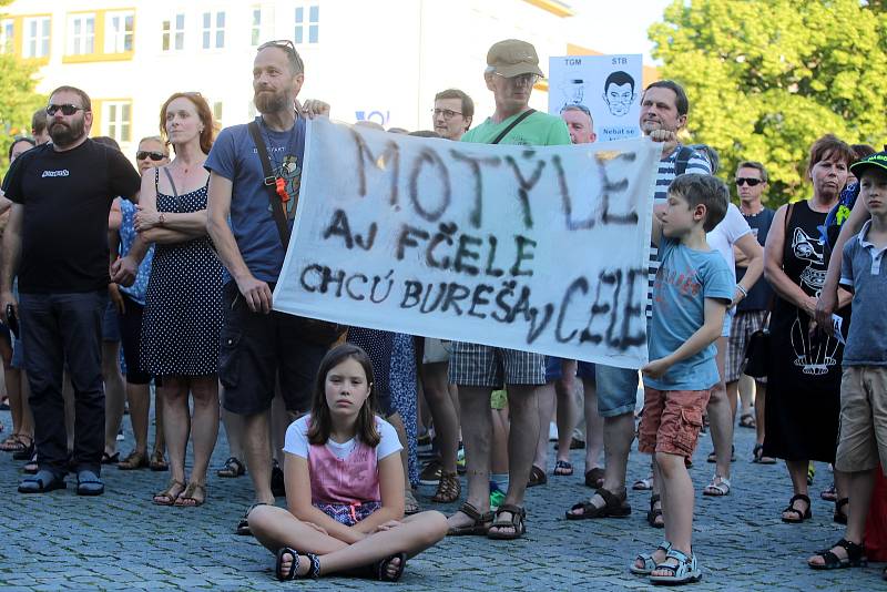 Demonstrace za nezávislou justici a proti vládě Andreje Babiše na Masarykově náměstí v Uherském Hradišti - 11. 6. 2019