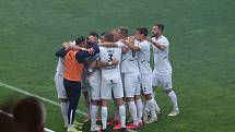 Fotbalisté Slovácka (bílé dresy) v derby přehráli Zlín 3:0.