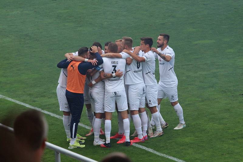 Fotbalisté Slovácka (bílé dresy) v derby přehráli Zlín 3:0.