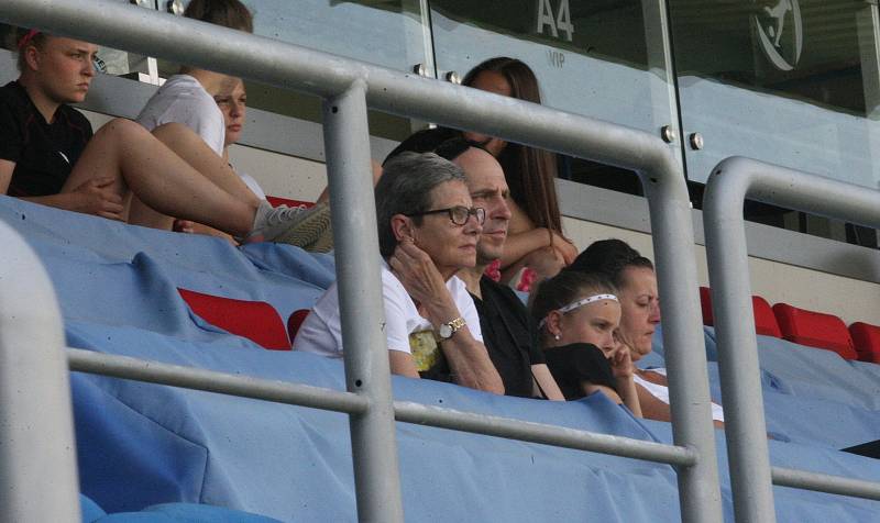 Fotbalistky Slovácka (bílé dresy) v poslední domácím zápase letošní sezony hostily čtvrtou Plzeň.