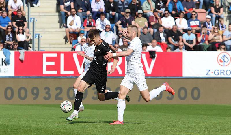 Fotbalisté Slovácka (bílé dresy) ve 2. kole skupiny o titul přivítalo na svém stadionu Baník Ostrava.