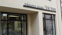 Bezmála půl roku byla v naší zemi kvůli koronavirovým omezením zavřená kadeřnictví. Také v Uherském Hradišti je otevřeli v pondělí 3. května. Vlasové studio Viktor.