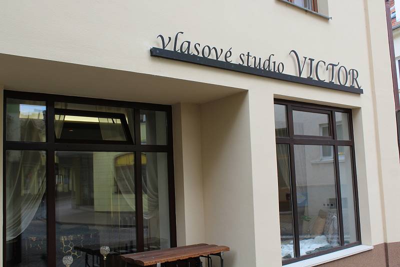 Bezmála půl roku byla v naší zemi kvůli koronavirovým omezením zavřená kadeřnictví. Také v Uherském Hradišti je otevřeli v pondělí 3. května. Vlasové studio Viktor.