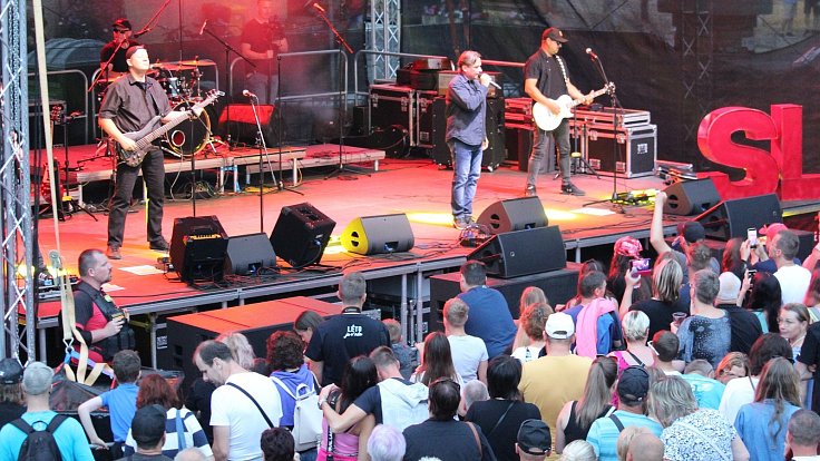 Zahájení festivalu Slovácké léto na zaplněném náměstí v Hradišti rozpumpovala kapela Tabák