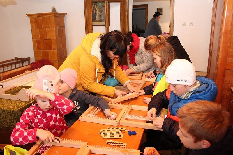 Tečkou za posledním dnem jarních prázdnin pro děti z domečku Šikula byl program, nesoucí název U tetičky za kamny, aneb Co všechno se dříve dělalo jinak. Hradišťský Park Rochus připravil pro chlapce a děvčata pestrý výukový program Šaty rostou na louce.