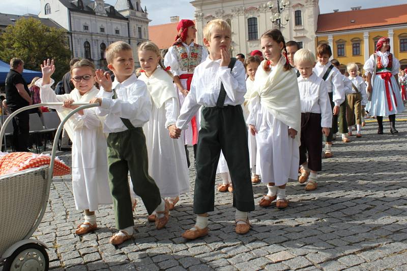 Průvod slavností vína na hradišťském Masarykově náměstí.