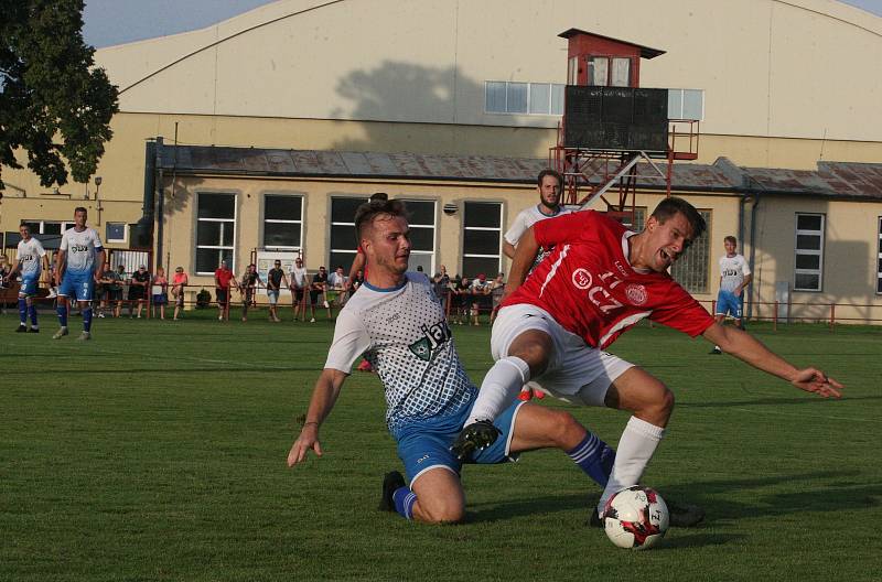 Fotbalisté Uherského Brodu (červené dresy) porazili v 1. kole MOL Cupu Viktorii Otrokovice 2:1 po prodloužení.