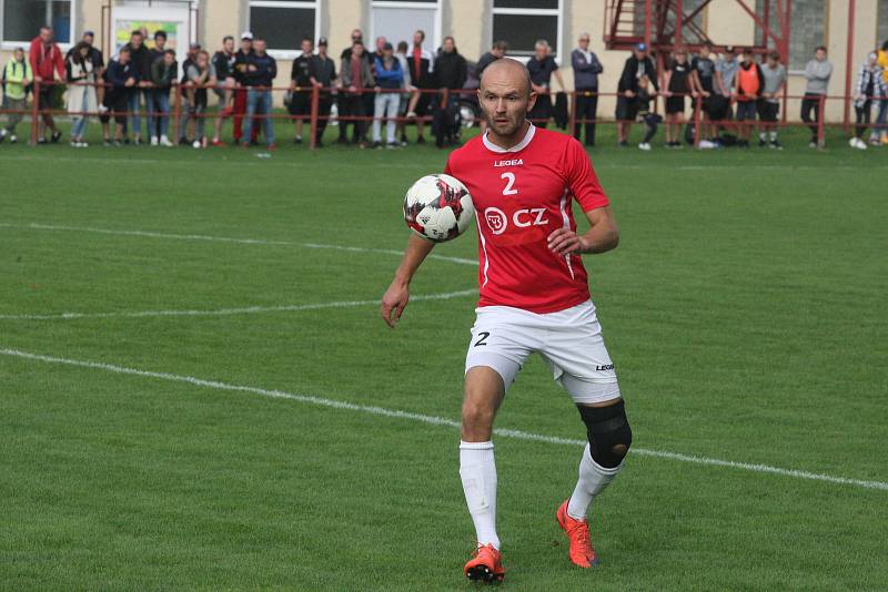 Fotbalisté Uherského Brodu (červené dresy) ve 2. kole MOL Cupu podlehli druholigové Jihlavě 1:2 a v poháru končí.