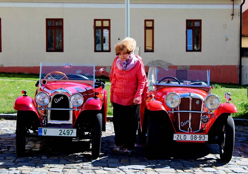 Slunečné počasí přálo v neděli cílové jízdě členů Slováckého Veteran Car Clubu Uherské Hradiště.