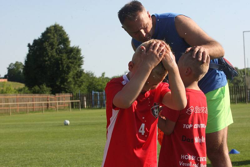 Ligoví fotbalisté Tomáš Zajíc, Libor Holík a Petr Galuška se připravují ve Vnorovech. Nadějím Agra po zápase s Ostrožskou Novou Vsí předali dresy.