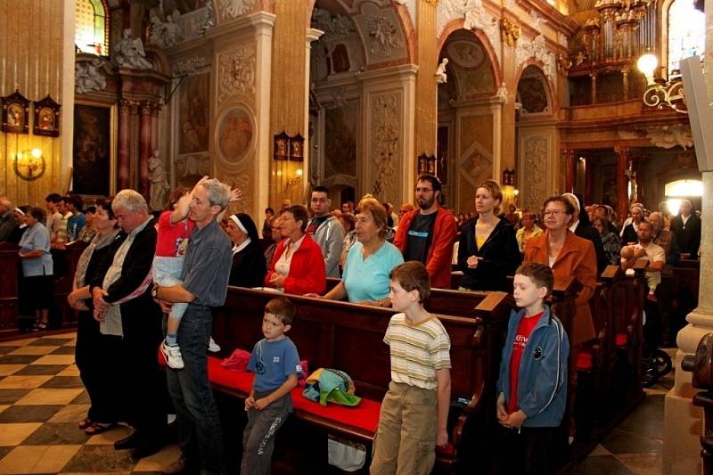 POUTNÍ MŠE. Hlavním celebrantem poutní bohoslužby byl olomoucký arcibiskup Jan Graubner.