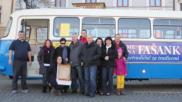 Etnografická expedice ve fašankovém autobuse už potřetí vyrazil monitorovat masopusty na Slovácku.