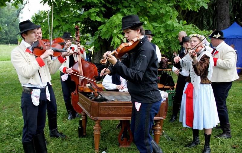 Na zámeckých schodech v Buchlovicích pokřtili knihu o Koseckých.