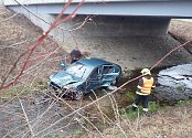 Dolní Němčí: auto i s řidičem skončilo pod mostem v korytu potoka Okluky