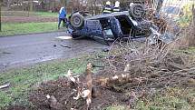 Štědrý den v Kněžpoli: auto se čtyřmi lidmi obrátil na střechu