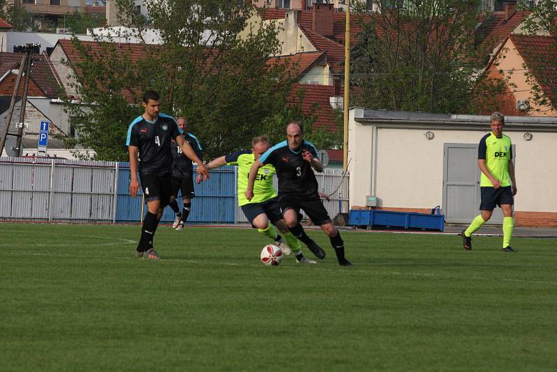 Fotbalisté Hluku (fosforové dresy) ve šlágru 21. kola krajské I. A třídy skupiny B remizovali s Osvětimany 3:3.