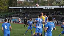 Fotbalisté Hluku (modré dresy) zdolali v sobotním zápase 19. kola krajské I. A třídy skupiny B Nivnici 3:2 a upevnili si druhé místo v tabulce.