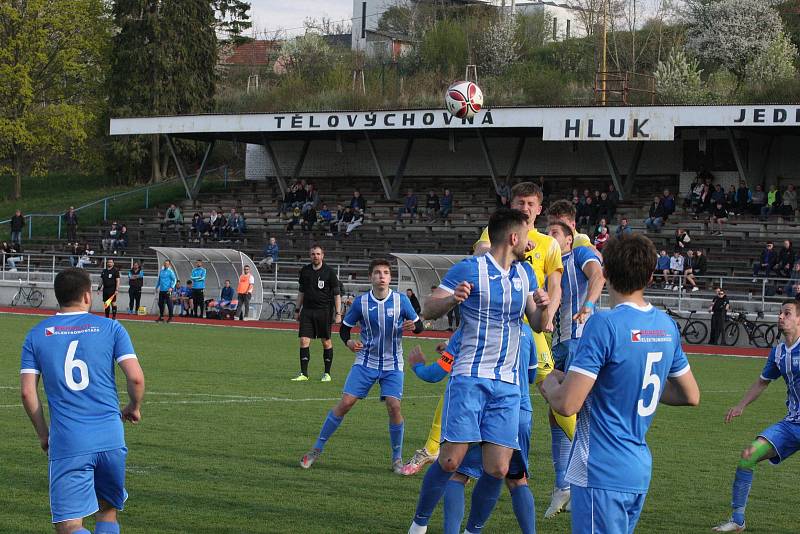 Fotbalisté Hluku (modré dresy) zdolali v sobotním zápase 19. kola krajské I. A třídy skupiny B Nivnici 3:2 a upevnili si druhé místo v tabulce.