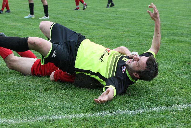 Fotbalisté Jalubí (žlutočerné dresy) v semifinále Poháru OFS Jarošovský pivovar zdolali Nedakonice 3:0.