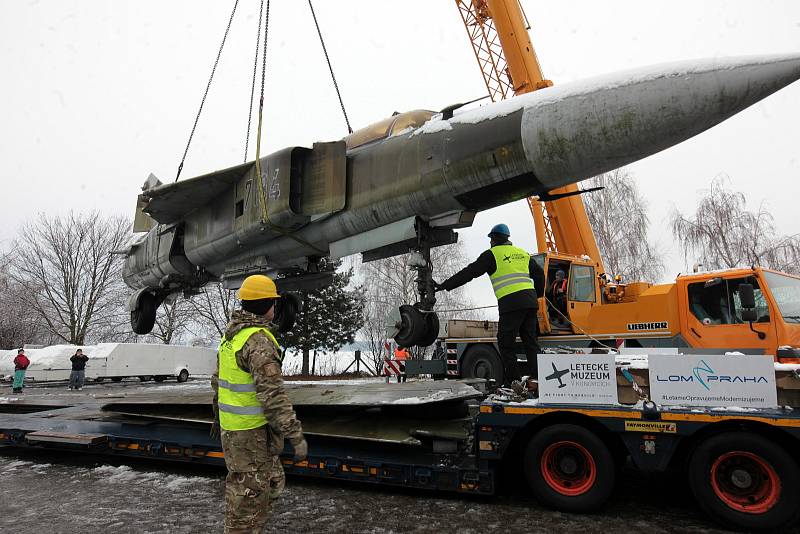 Nadzvuková stíhačka MiG-23MF z pražských Malešic se vykládá v  leteckém Muzeu v Kunovicích.