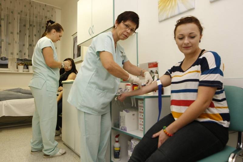 Transfuzní stanice Uherskohradišťské nemocnice se dnes ráno zaplnila studenty Střední školy průmyslové, hotelové a zdravotnické v Uherském Hradišti.