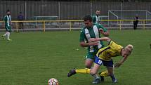 Fotbalisté Starého Města (žluté dresy) v 11. kole I. B třídy skupiny C deklasovali domácí Ostrožskou Novou Ves 8:1.