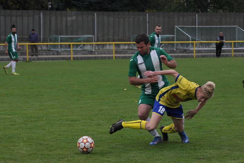 Fotbalisté Starého Města (žluté dresy) v 11. kole I. B třídy skupiny C deklasovali domácí Ostrožskou Novou Ves 8:1.