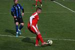 Fotbalisté vedoucích Osvětiman (červené dresy) v 18. kole krajské I. A třídy skupiny B porazili Šumice 2:0.