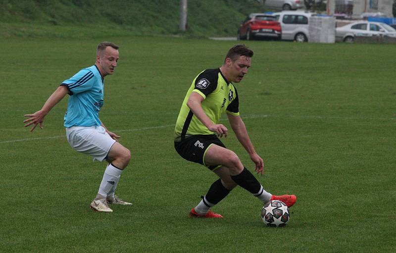 Fotbalisté Polešovic (světle modré dresy) v 10. kole krajské I. B třídy skupiny C zdolali doma na hody Lhotu 3:1.