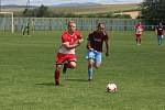 Fotbalisté Slavkova (bíločervené dresy) na úvod nové sezony zdolali Velký Ořechov 1:0.