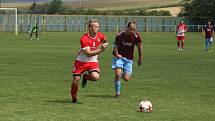 Fotbalisté Slavkova (bíločervené dresy) na úvod nové sezony zdolali Velký Ořechov 1:0.