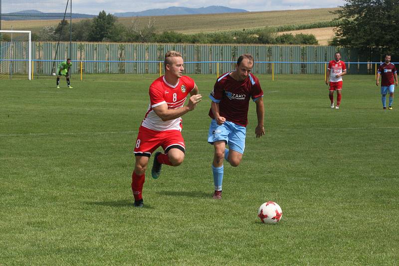 Fotbalisté Slavkova (bíločervené dresy) na úvod nové sezony zdolali Velký Ořechov 1:0.