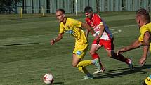 Fotbalisté Strání (žluté dresy) ve 2. kole krajského poháru zvítězili na hřišti sousedního Slavkova hladce 6:0.