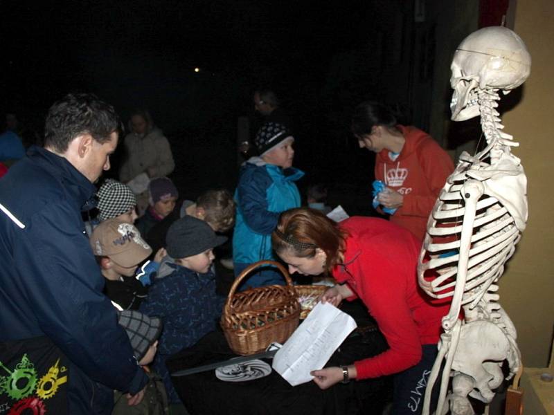 Na tři stovky dětí i dospělých se vydalo v pátek večer hledat po Jalubí strašidelné bytosti.