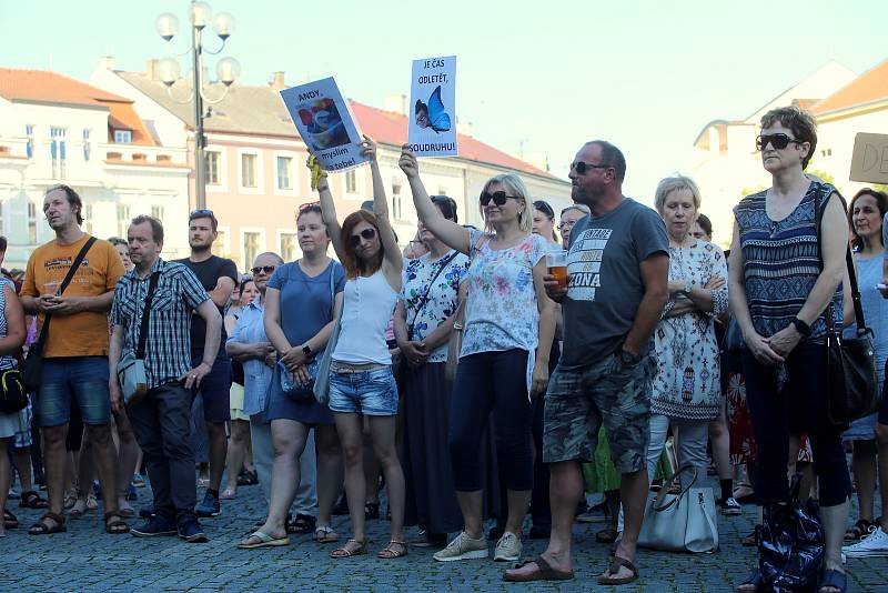 Demonstrace za nezávislou justici a proti vládě Andreje Babiše na Masarykově náměstí v Uherském Hradišti - 11. 6. 2019