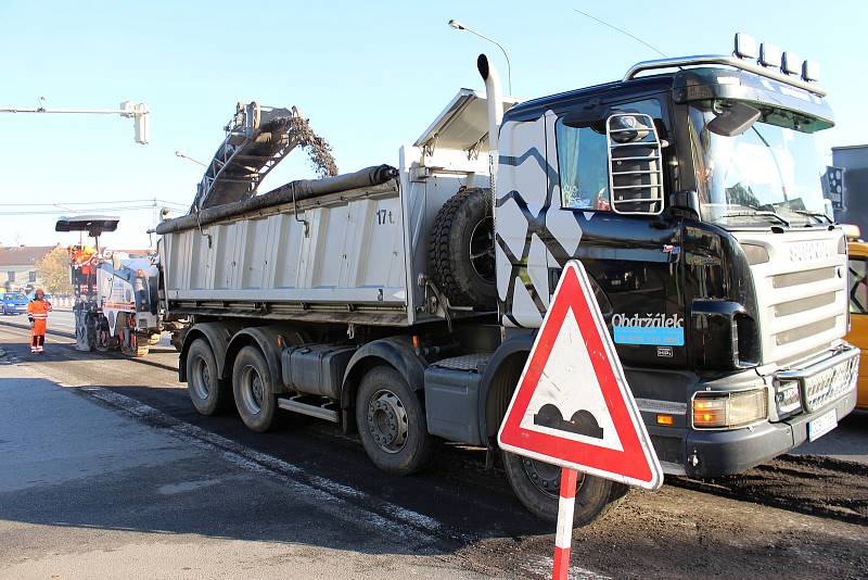 Dlouhé fronty, naštvaní řidiči, autobusy zpožděné o čtyřicet minut, tak to v pondělí 9. října od rána vypadalo na hlavním tahu ze Starého Města do Uherského Hradiště. Na vině je oprava vozovky na mostě přes řeku Moravu.